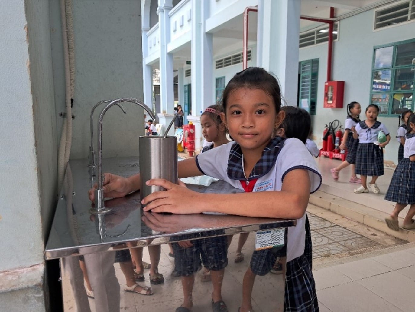 Ngoc Anh filling up her water bottle