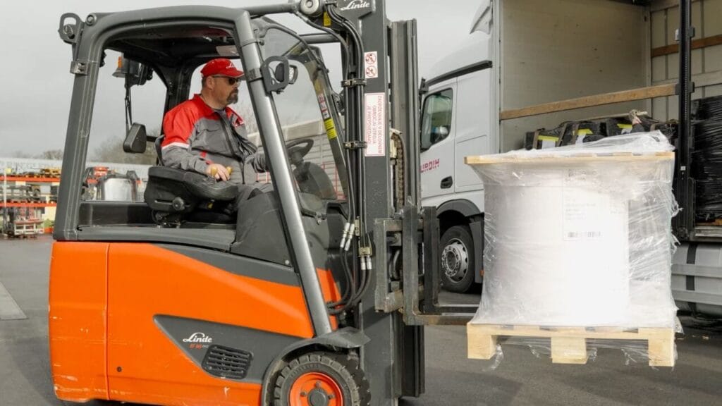 Linde Vilicar forklift in Slovenia with Lindström workwear service