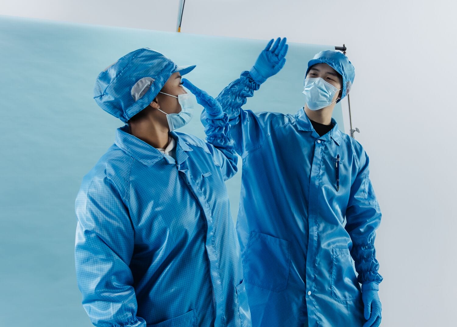 Semiconductor manufacturing garment service by Lindström