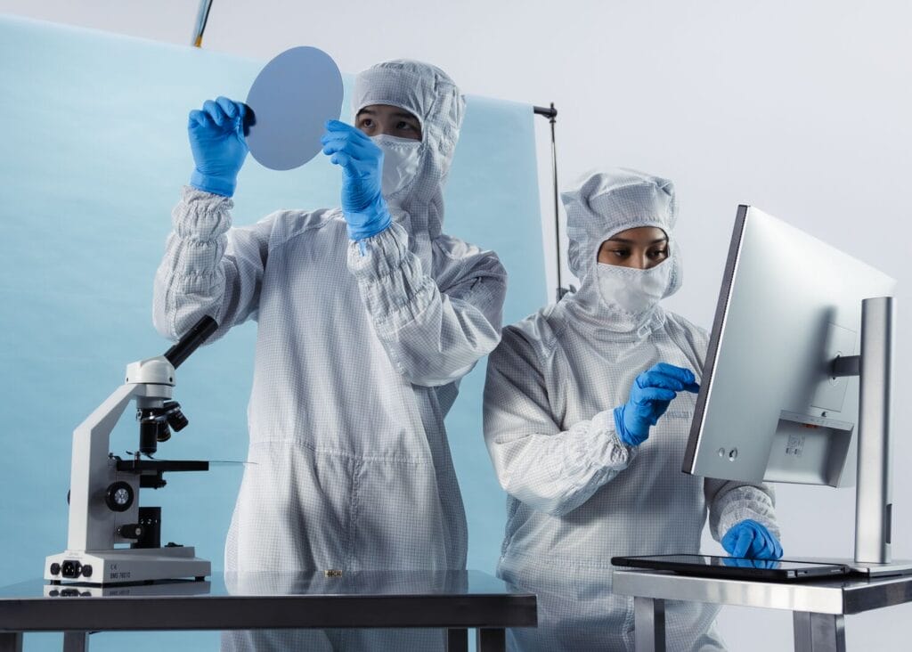 <strong>Built for fabs, OSATs and high-tech component plants</strong>In electronic and semiconductor manufacturing, even the smallest disturbances can become expensive defects. Lindström helps fabs, OSATs, and high-tech component plants reduce particle and ESD risk with a controlled garment lifecycle, audit-ready traceability, and reliable local service.