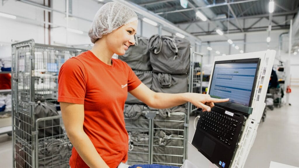 RFID Technology in Workwear: How Smart Uniform Tracking Optimises Workplace Processes