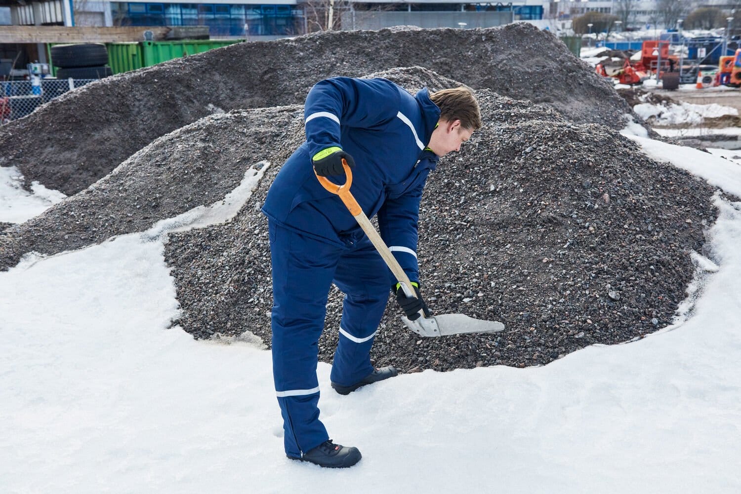 man working outside in winter wearig warm Lindström workwear