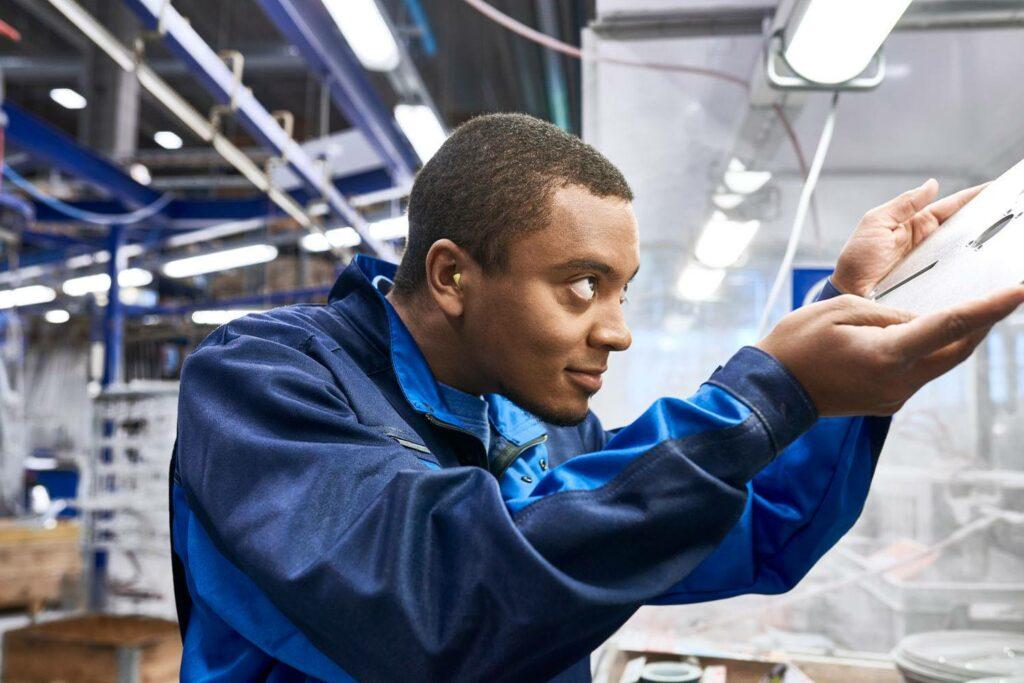 Protect your staff and reduce the risks of static electricity with our reliable antistatic workwear rental service. Even a small spark can lead to fires or explosions, posing serious safety hazards, including potential injuries or fatalities.