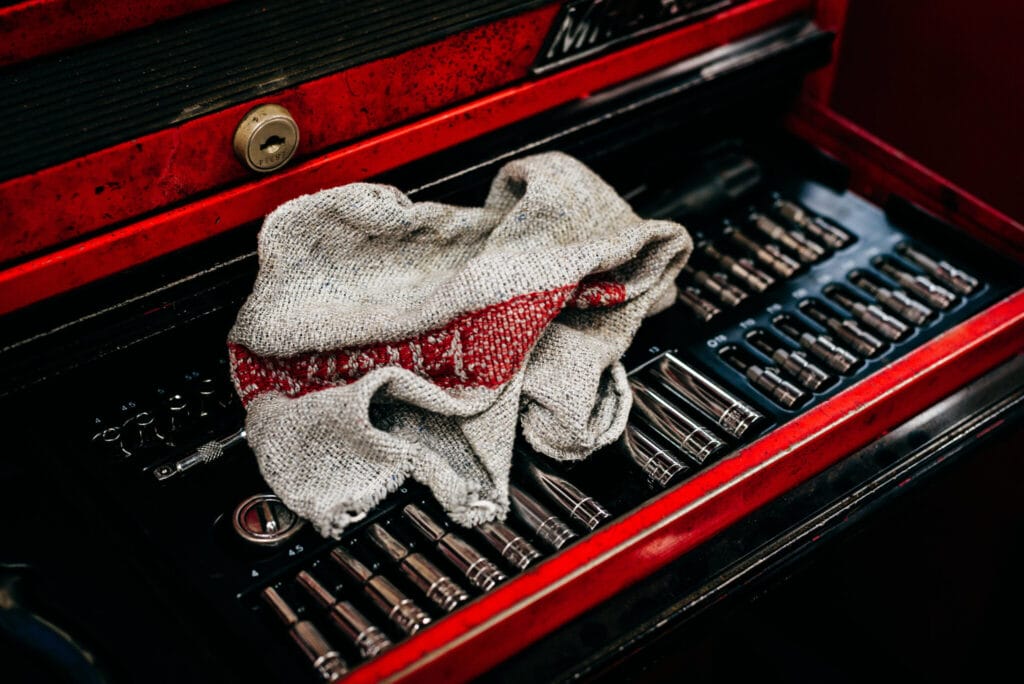 Blue Roll vs Industrial Wipers: Which Industrial Cleaning Solution Is Best for Your Business?