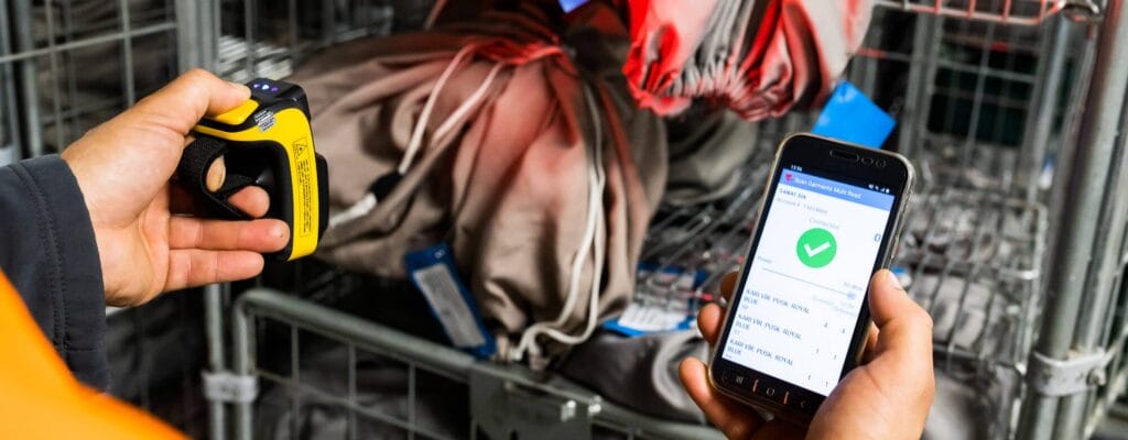Digitalisation increases the reliability and safety of work processes. RFID chips in Lindström workwear enable the collection of data from clothing circulation. How can you use this data in your company?