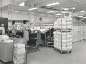 1960-Prvi put nudimo iznajmljivanje dispenzera za papirne ubruse u rolnama