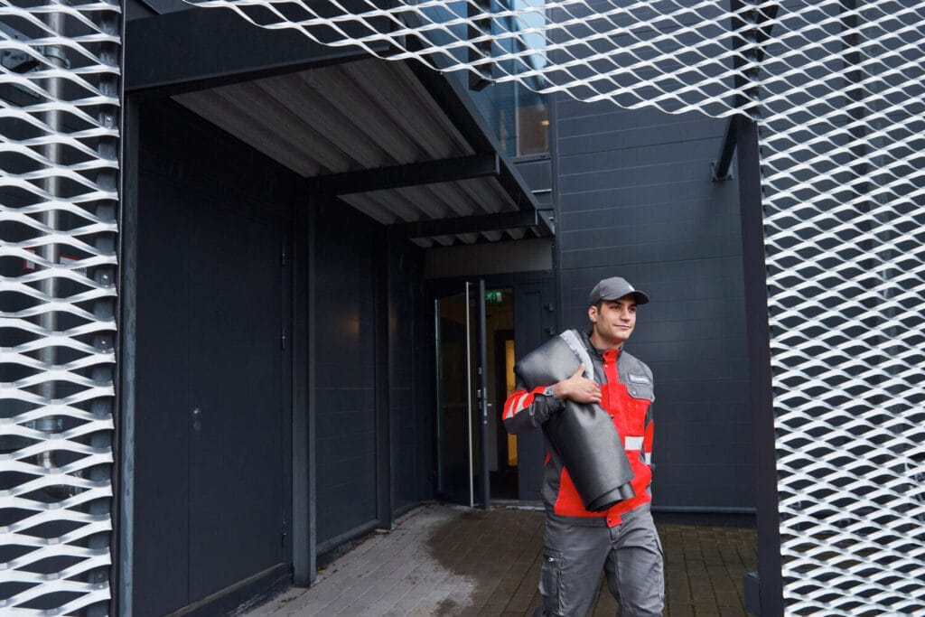 Najem predpražnikov je brezskrbna in cenovno ugodna storitev, ki zmanjšuje potrebo po čiščenju.