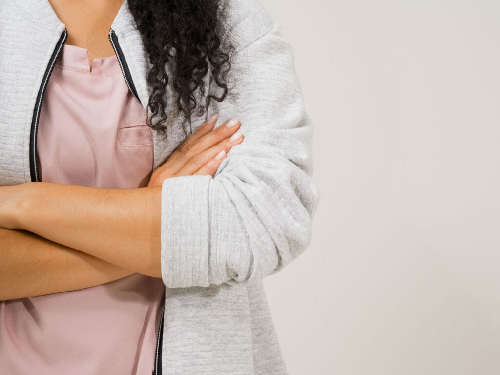 Zaposleni še vedno perejo delovne obleke doma. Ampak kaj to pomeni v praksi?