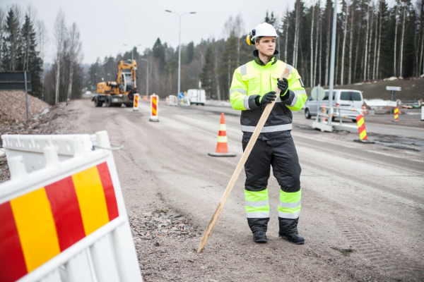 Kui töötate transpordialal, laos, ehitusel või mis tahes muus valdkonnas, mille jaoks on vajalik kõrgnähtavus, on meie HighVisPro kaitserõivaste kollektsioon töötajate ohutuse seisukohast ideaalne valik.