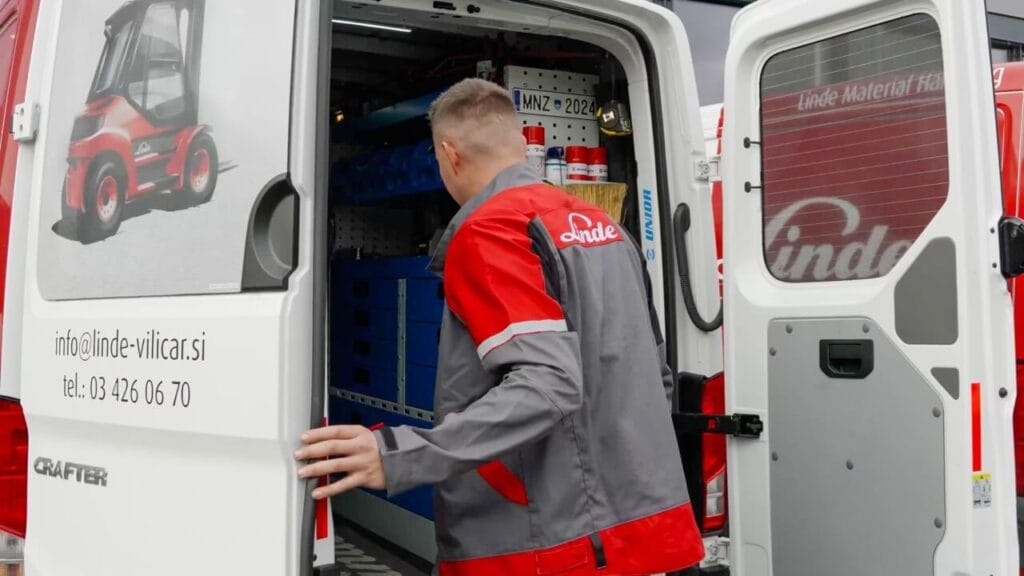 Linde Viličar uz Lindströmovu uslugu najma radne odjeće podupire više od 30 servisera