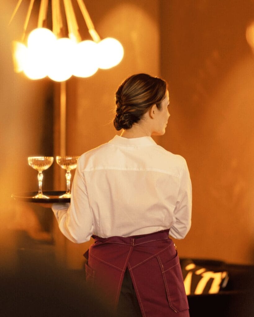 Preuzmite besplatni eVodič za HoReCa industriju 2026 i saznajte kako pojednostaviti tekstilne rutine, podići higijenu i ostaviti bolji prvi dojam.