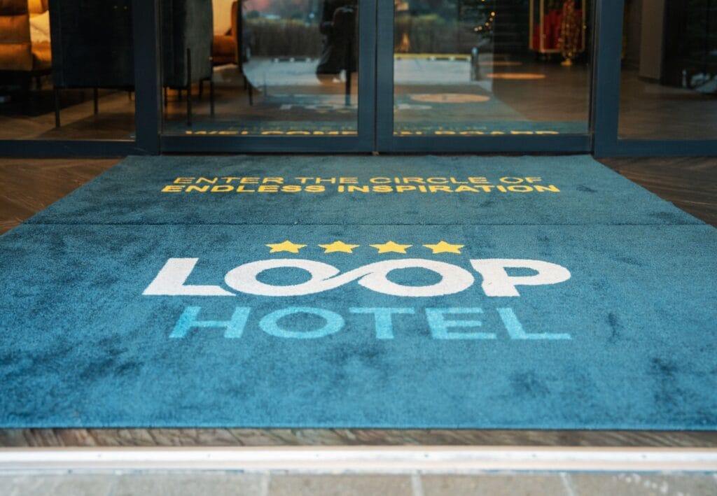 Tvari ir estetiška erdvių priežiūra: „Loop Hotel“ pasirinktas dizaino kilimėlių sprendimas