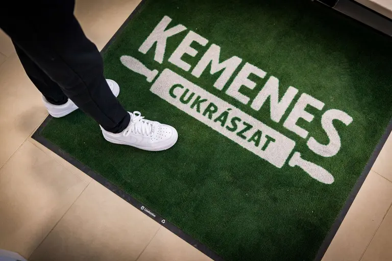 Kemenes konditerijos įėjimo kilimėlis su įmonės logotipu