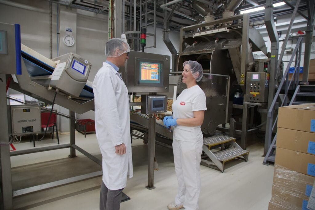 Vaš izbor naše usluge iznajmljivanja radne odeće obezbeđuje da radna odeća vaših zaposlenih uvek bude čista i higijenska. Na taj način ćete zaštititi ne samo zdravlje svojih zaposlenih, već i kvalitet svojih proizvoda i čistoću radnog okruženja.