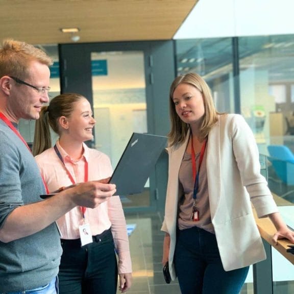 Iskoristite naše iskustvo sa uslugama tekstila, iz više od 20 zemalja i duže od 175 godina. Posavetujte se sa nama - besplatno - i proverite da li je vaše trenutno rešenje upravljanja radnim uniformama optimalno.