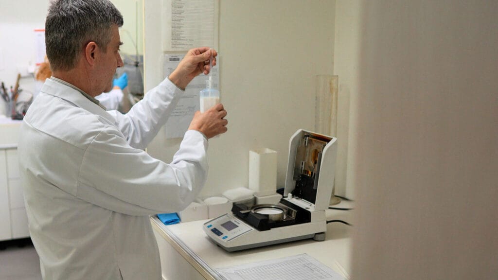 laboratorijska radna odeća u akciji