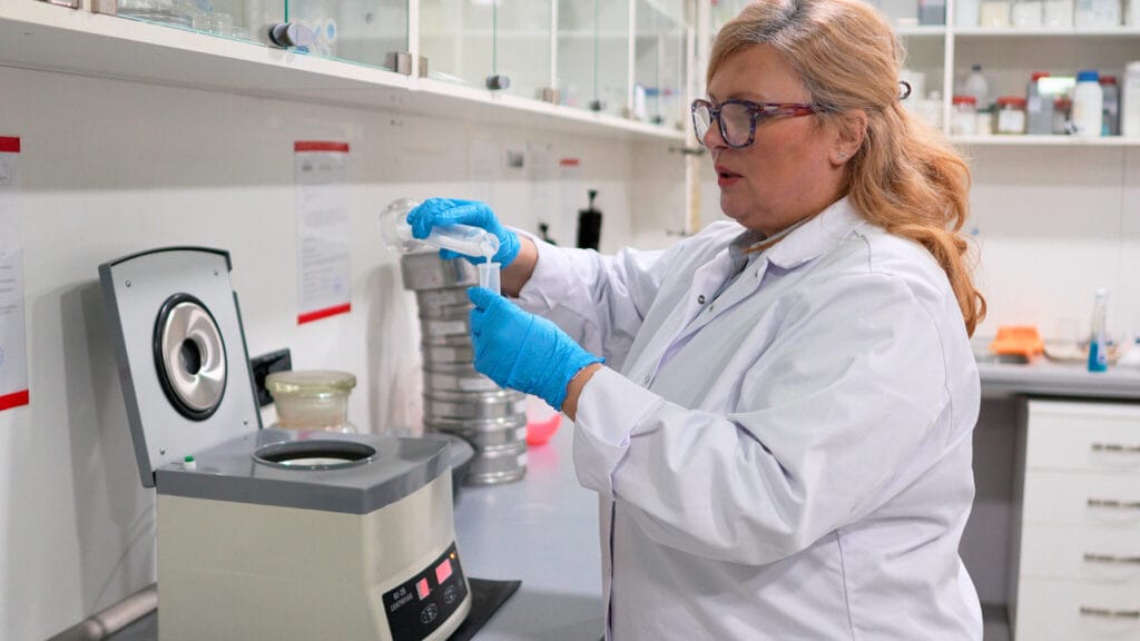 laboratorijska radna odeća u akciji