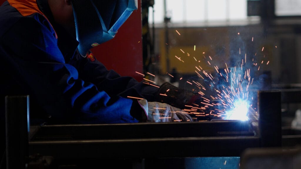 Radne uniforme za metalnu industriju: kako Tehnika MB standardizuje kvalitet i bezbednost zavarivača i bravara uz Lindström