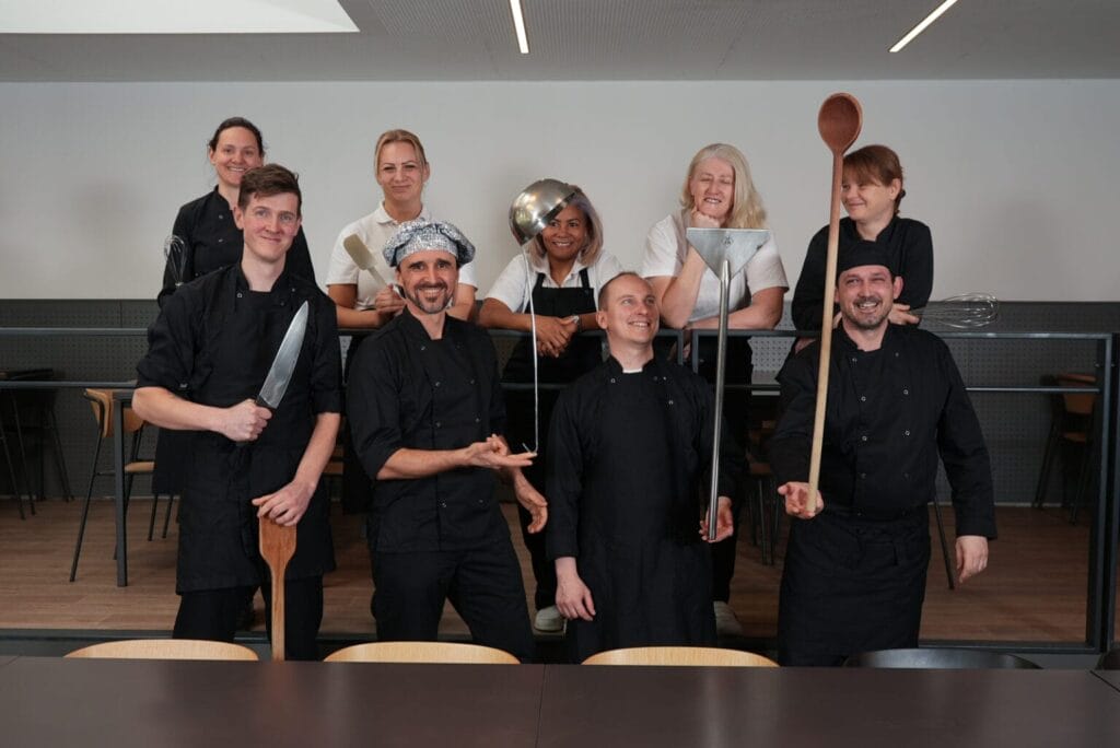 Deo tima Nebesa d.o.o. u Lindströmovoj radnoj odeći dokazuje da su profesionalnost, higijena i dobra volja dobitna kombinacija