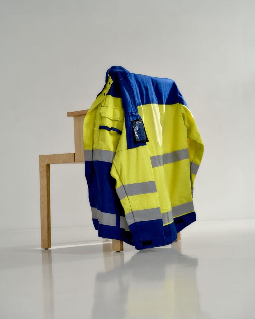 jakna visoke vidljivosti prebačena preko naslona stolice