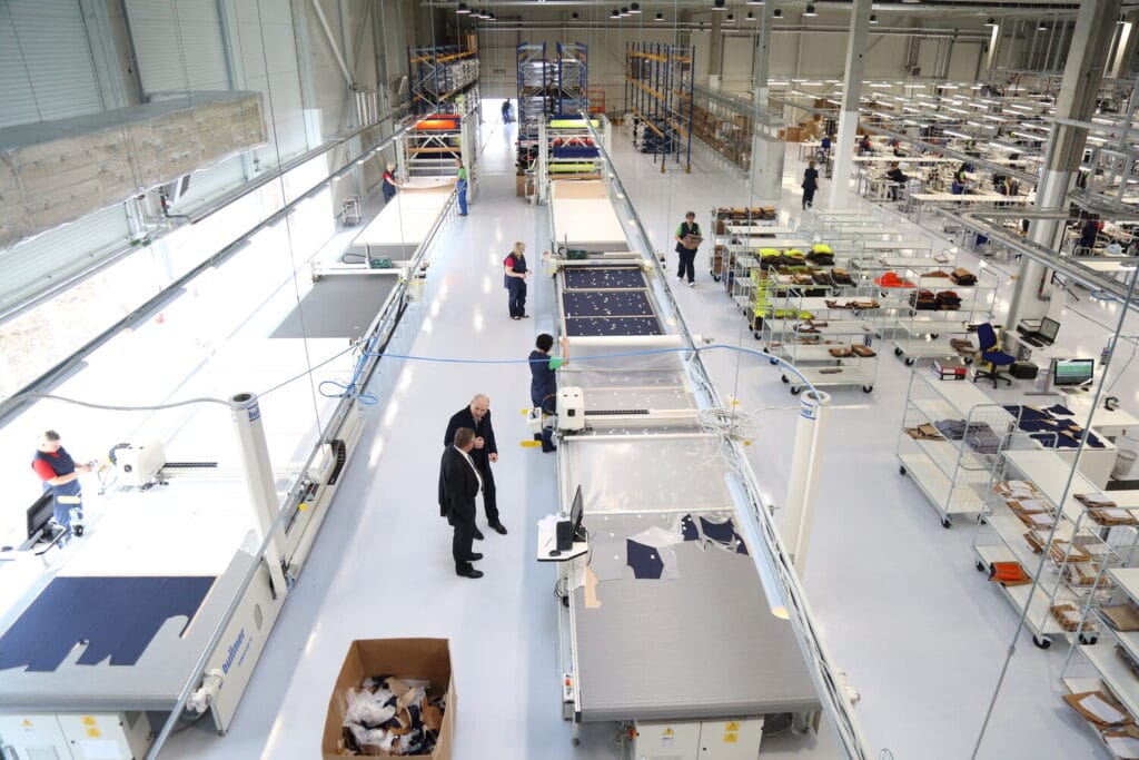 Sedenje i stajanje: kako opterećuju kičmu i šta prvo treba promeniti na radnom mestu