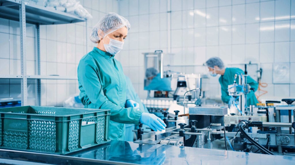 Lindström vam pomaže da obezbedite higijenski čistu, pravilno održavanu i dostupnu radnu odeću za zaposlene u farmaceutskoj industriji, uz manje opterećenja za vaše ljude i bolju kontrolu svakodnevnih operacija.Naša odeća za farmaceutsku industriju dizajnirana je prema IEST-RP-CC003 smernicama, a proces usluge primenjuje evropski standard EN 14065 za kontrolu biokontaminacije tekstila.