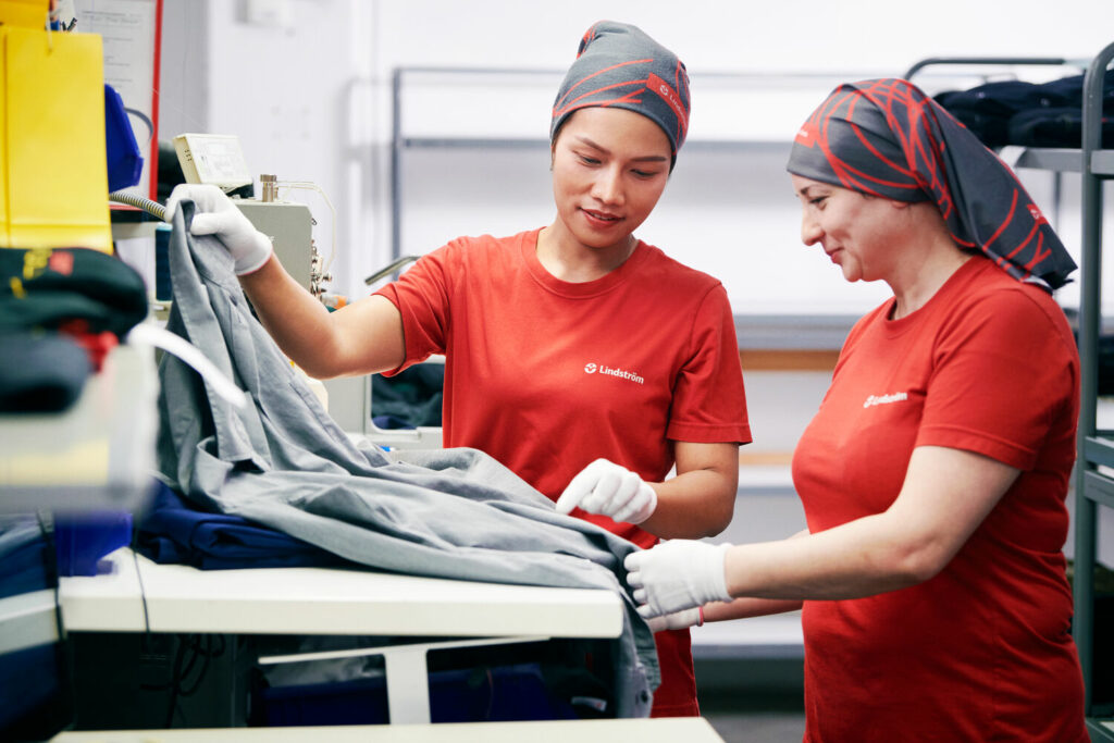 In India Lindstrom offers workwear services to improve both the customer’s occupational safety and corporate image. Our experienced sales and design teams will help you find solutions tailored to your company’s needs.