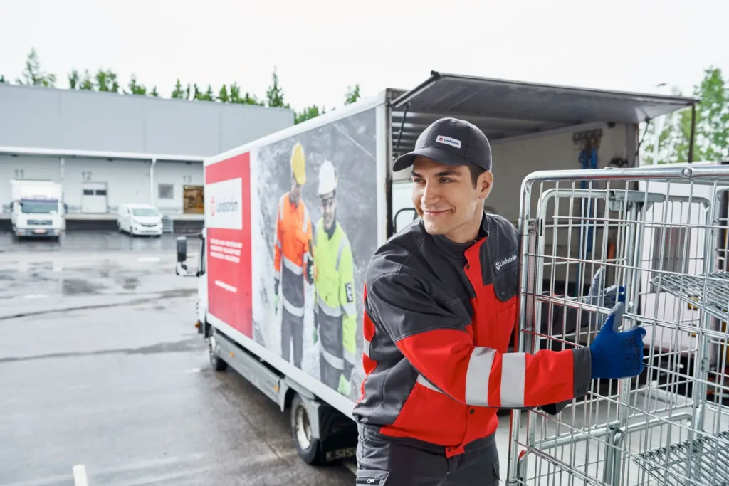 Delivery representative Lindstrom