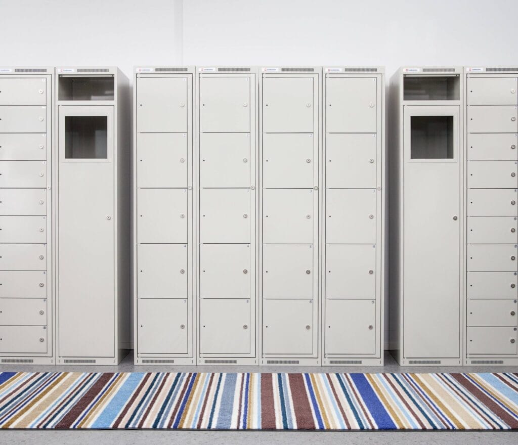 Our locker service is an efficient way to ensure the cleanliness in locker rooms and to guarantee your employees always have enough clean clothes available.
