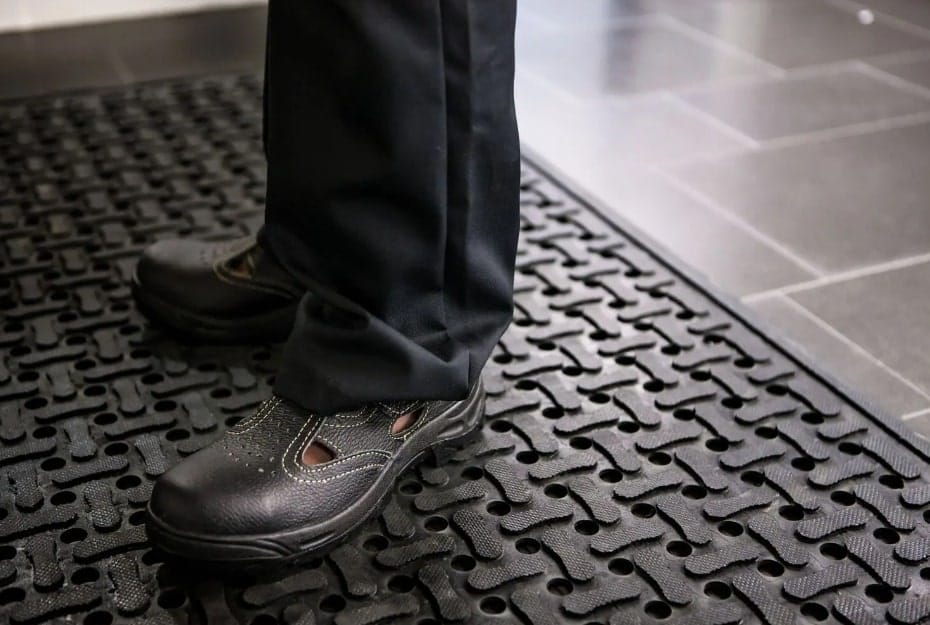 Improving the Comfort and Safety of the Workplace: How Ergonomic Floor Mats Do It?