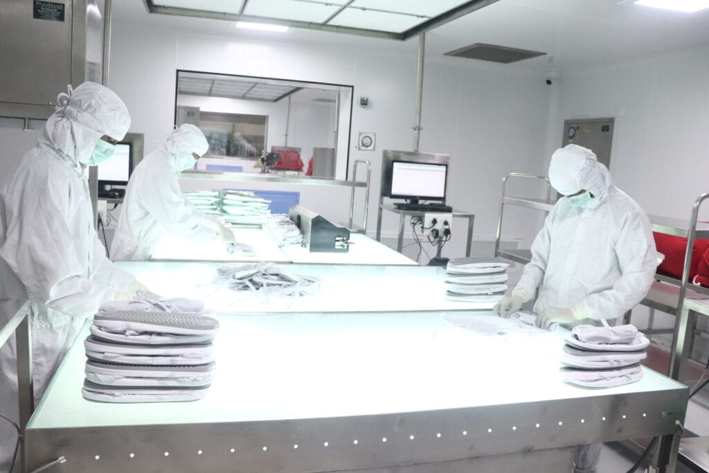 How to choose the right cleanroom gown for your needs?