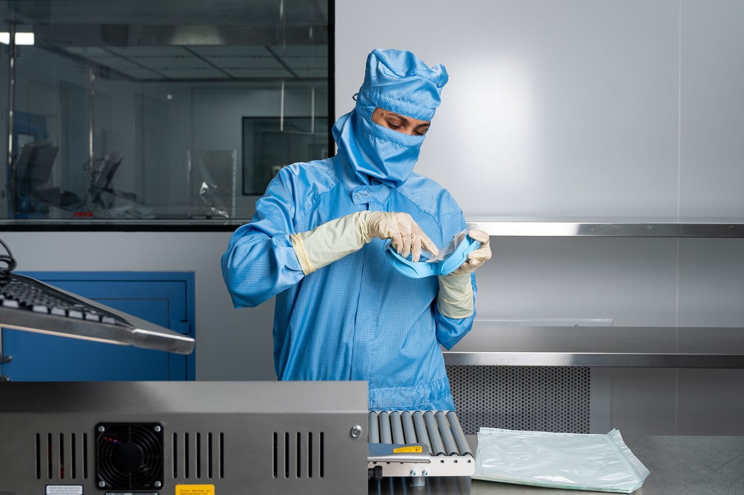Guide to donning and doffing cleanroom garments efficiently