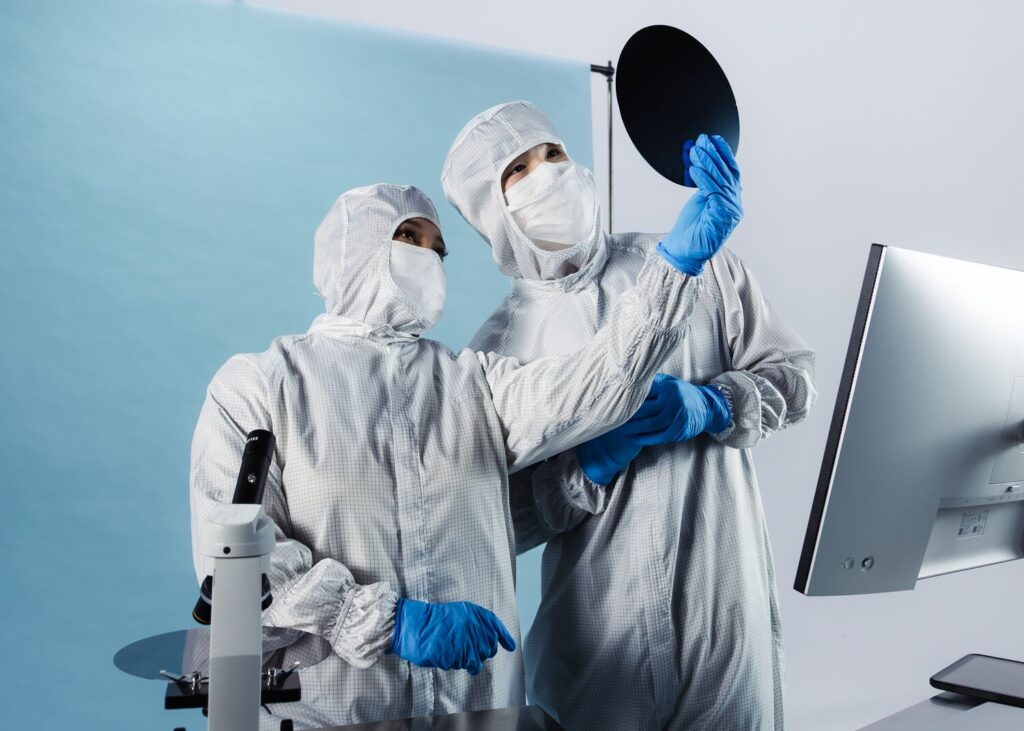 <strong>Built for fabs, OSATs and high-tech component plants</strong>In electronic and semiconductor manufacturing, even the smallest disturbances can become expensive defects. Lindström helps fabs, OSATs, and high-tech component plants reduce particle and ESD risk with a controlled garment lifecycle, audit-ready traceability, and reliable local service.