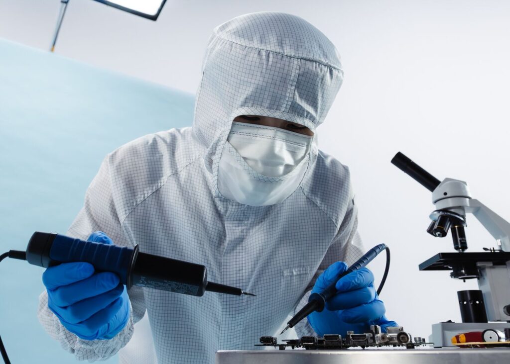 semiconductor manufacturing garments for cleanrooms