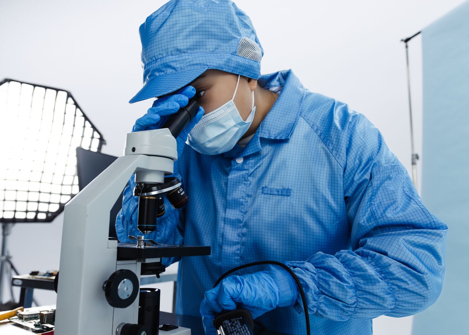 Cleanroom Boots and Microbial Contamination Prevention