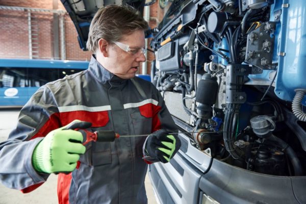 odzież robocza dla mechanika – ochrona i wizerunek firmy