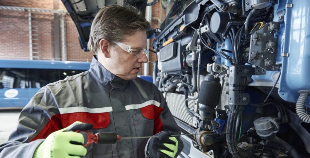 Profesjonalna odzież robocza zgodna z wymogami BHP. Kombinezony, kurtki, spodnie robocze, koszulki i t-shirty – ubieramy Twoich pracowników w trwałą i bezpieczną odzież, dostosowaną do specyfiki pracy w przemyśle montażowym i inżynierii.