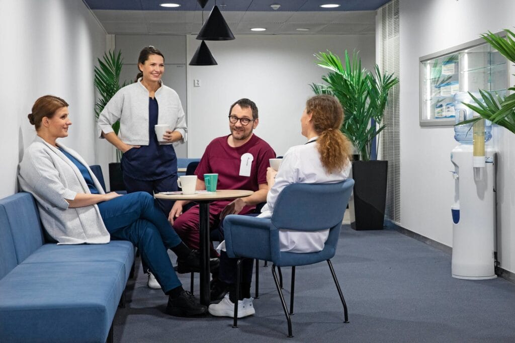 Kolekcja CarePro zaprojektowana dla pracowników służby zdrowia to w 100% higieniczna i wygodna odzież robocza. Zależało nam aby nasza kolekcja CarePro zapewniała wygodę i funkcjonalność, była świetnie skrojona i miała ciekawe modele, dlatego zaprojektowaliśmy ją wspólnie z pracownikami służby zdrowia. Wykorzystaliśmy tkaniny które spełniają najwyższe wymagania, są synonimem trwałości i wygody.W kolekcji CarePro znajdziesz tuniki, koszule i koszulki typu t-shirt dobrane do każdego stanowiska. Miksuj kolory i elementy odzieży, stwórz swój idealny komplet.