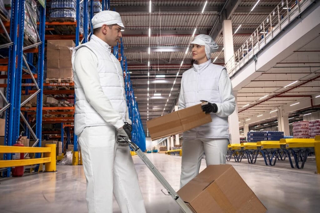 Szukasz odzieży roboczej do zakładu produkcji spożywczej? W Lindström oferujemy wynajem profesjonalnej odzieży roboczej dla przemysłu spożywczego, która spełnia surowe normy jakości i bezpieczeństwa. Nasze ubrania projektowane są z myślą o ochronie zarówno produktów, jak i pracowników.