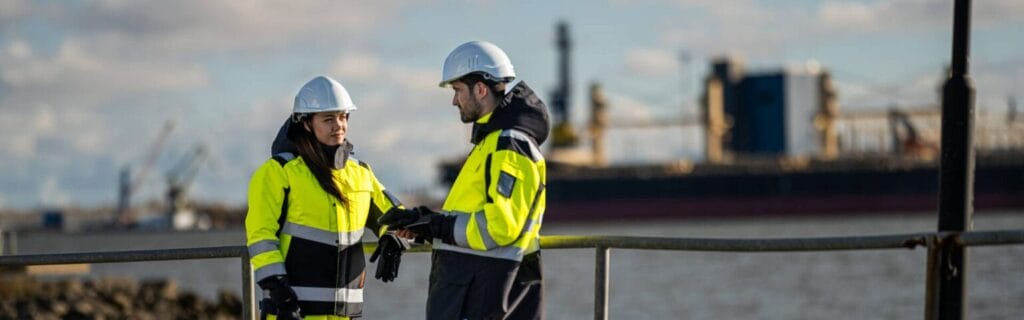 Odzież robocza HiVis zaprojektowana z myślą o komforcie, bezpieczeństwie i praktycznym użytkowaniu