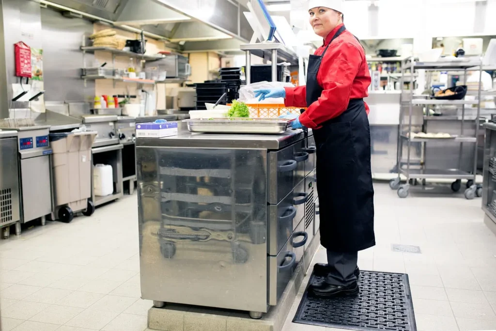 mata ergonomiczna na stanowisku pracy stojącej