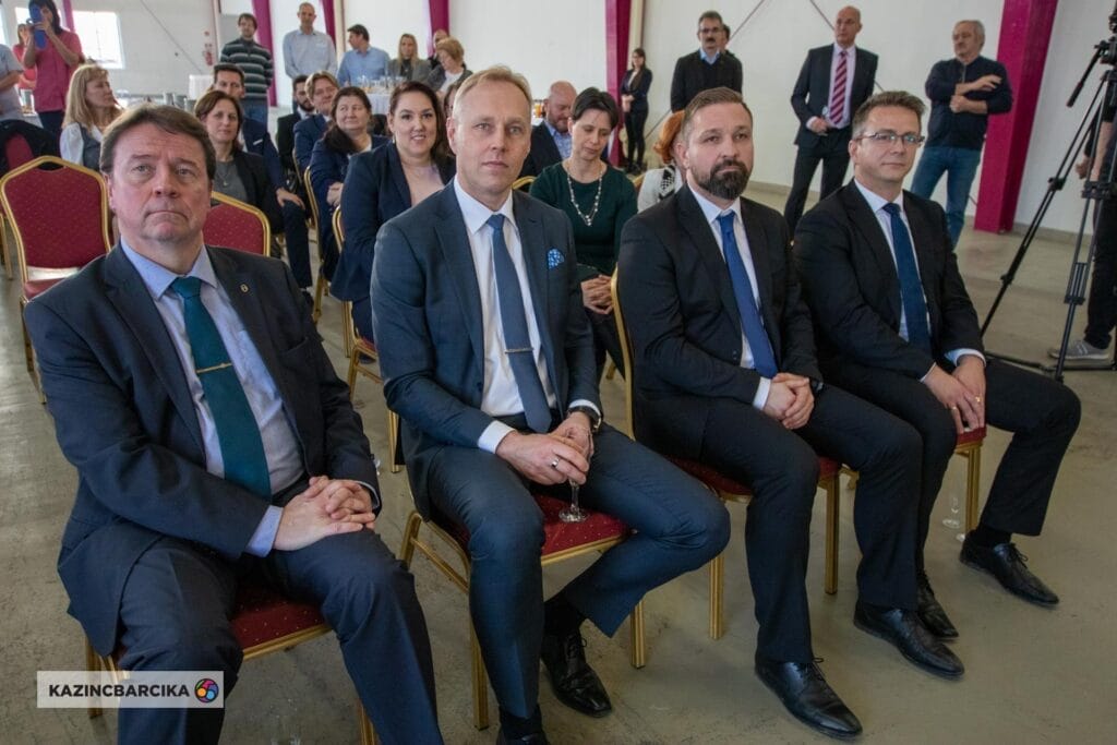 Линдстрьом отваря фабрика за работно облекло Продем