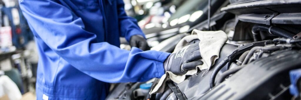 По-чист и ефективен сервиз: JPW Autos подобрява работата си с услугата с индустриални кърпи под наем на Lindström