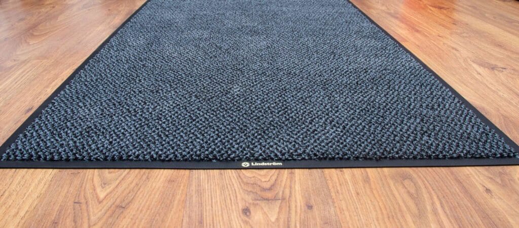 Как се поддържа чистият вход: разказ от кухнята на услугата с изтривалки под наем