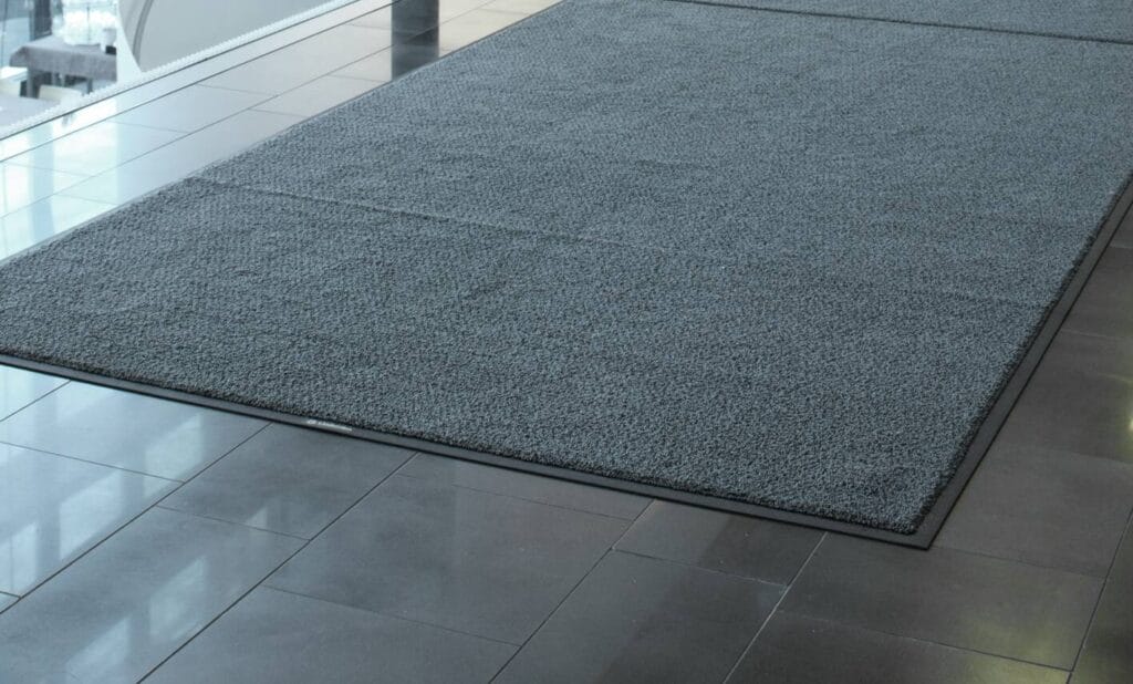 Професионалното решение за чист вход – услуга с изтривалки под наем