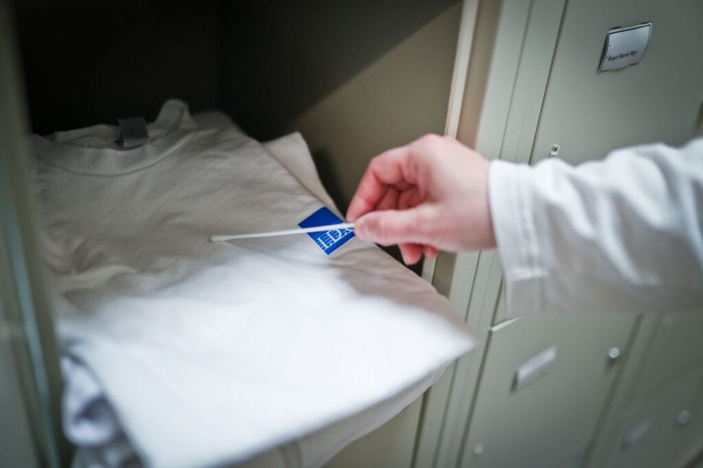 I.D.C. Holding, a.s. - Kontrola čistoty a hygieny oblečenia Lindström