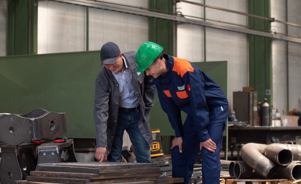 Tu sa chyby neodpúšťajú: Prečo zbrojársky a elektrotechnický priemysel vyžaduje viac než len čistý odev?