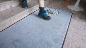 pracovníci prechádzajú medzi exteriérom, zázemím a technickými priestormi