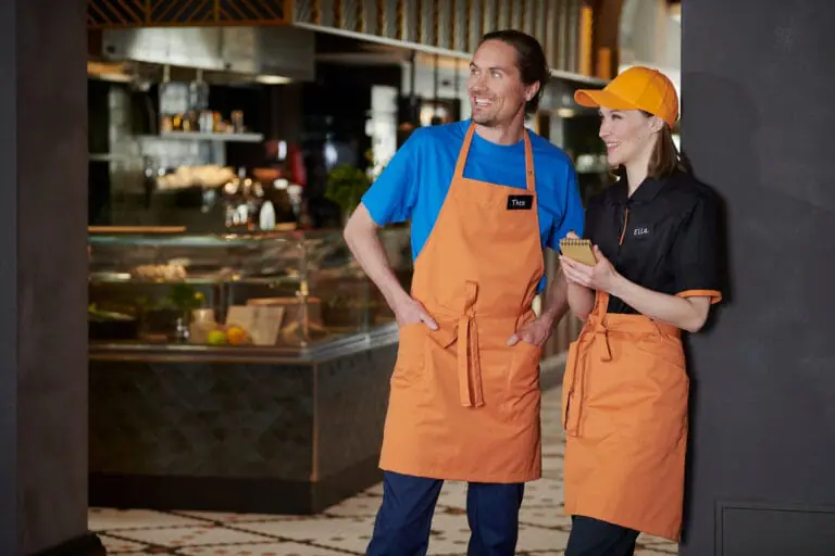 Personál reštaurácie v ľahkých pracovných odevoch pripravený na letnú prevádzku gastronomického zariadenia.