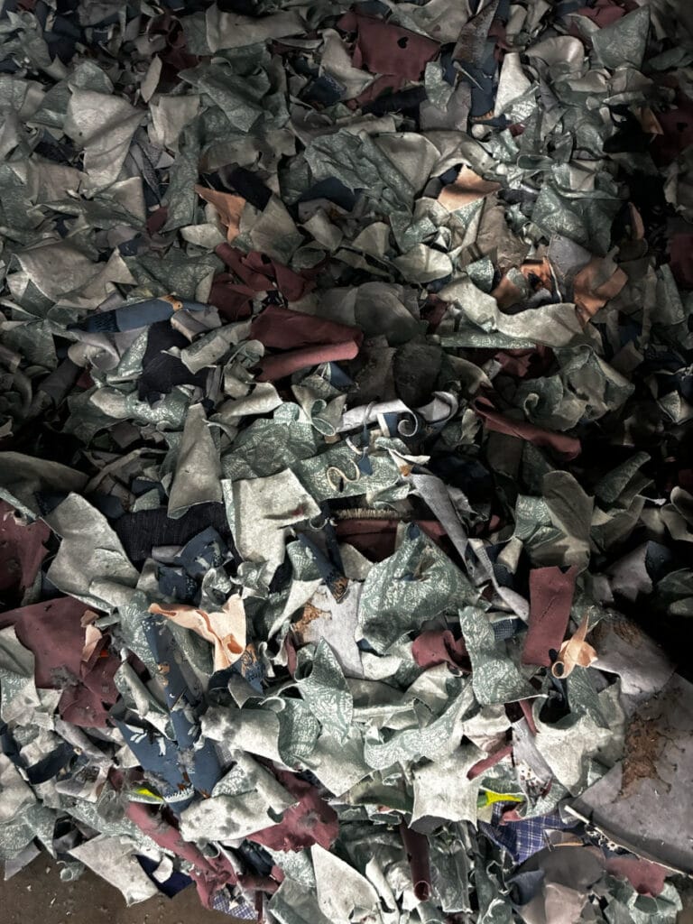 Переробка відпрацьованого робочого одягу